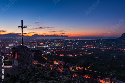 Vista panoramica sul golfo di Castellammare al crepuscolo dal belvedere di Romitello, Sicilia	