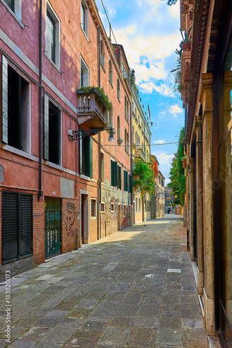 Fototapeta Naklejka Na Ścianę i Meble -  Colorful street in Burano, near Venice, Italy.
