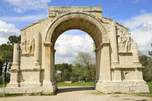 Ruines de l’arc municipal de Glanum près de Saint-Rémy-de-Provence, Bouches du Rhône - Ruins of the city arch in Glanum near Saint-Rémy-de-Provence, France