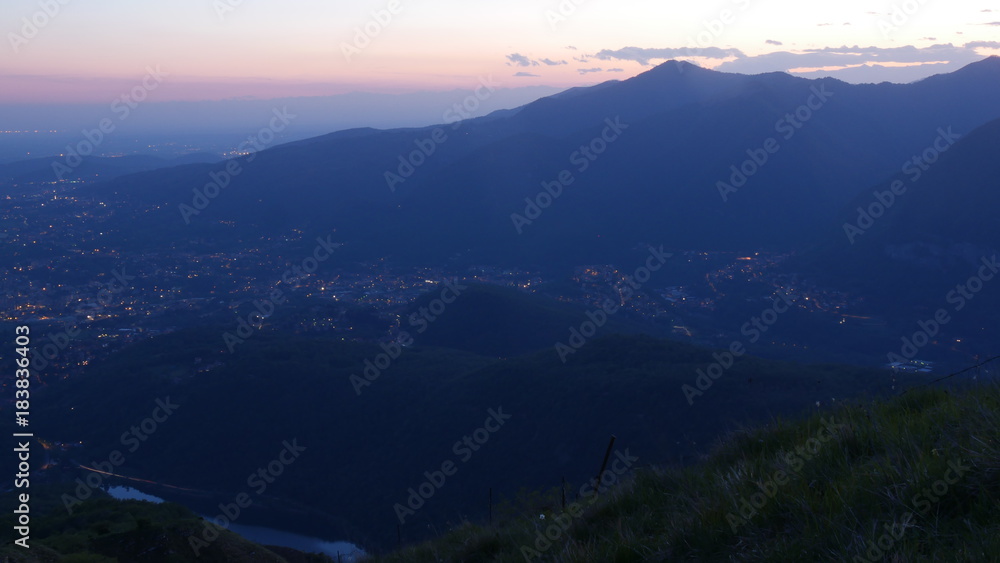 Crepuscolo sul lago di Pusiano veduta aerea