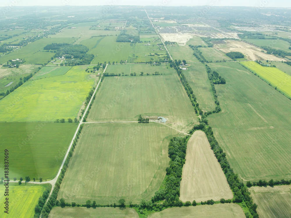 Φωτογραφία Aerial view of green fields in Ontario