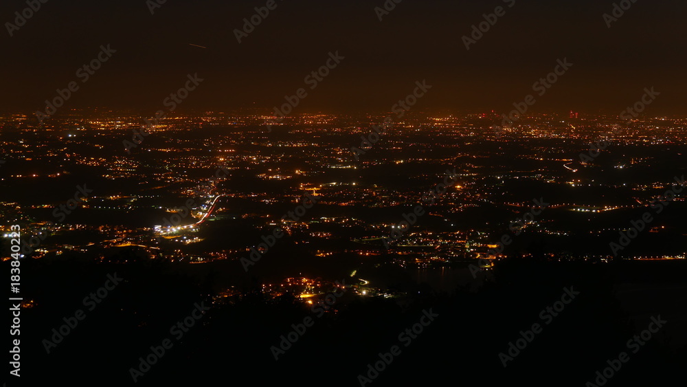 Panorama notturno della pianura illuminata