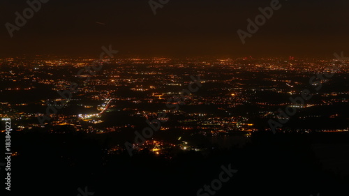 Panorama notturno della pianura illuminata © Paolo Goglio