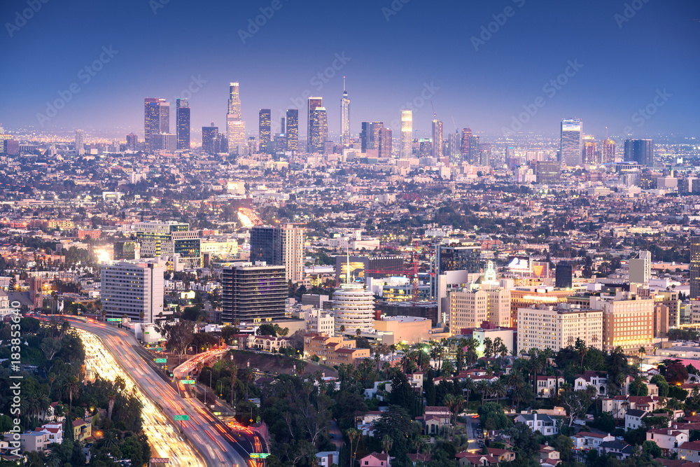 Fototapeta premium Los Angeles, California, USA downtown cityscape at smoggy night