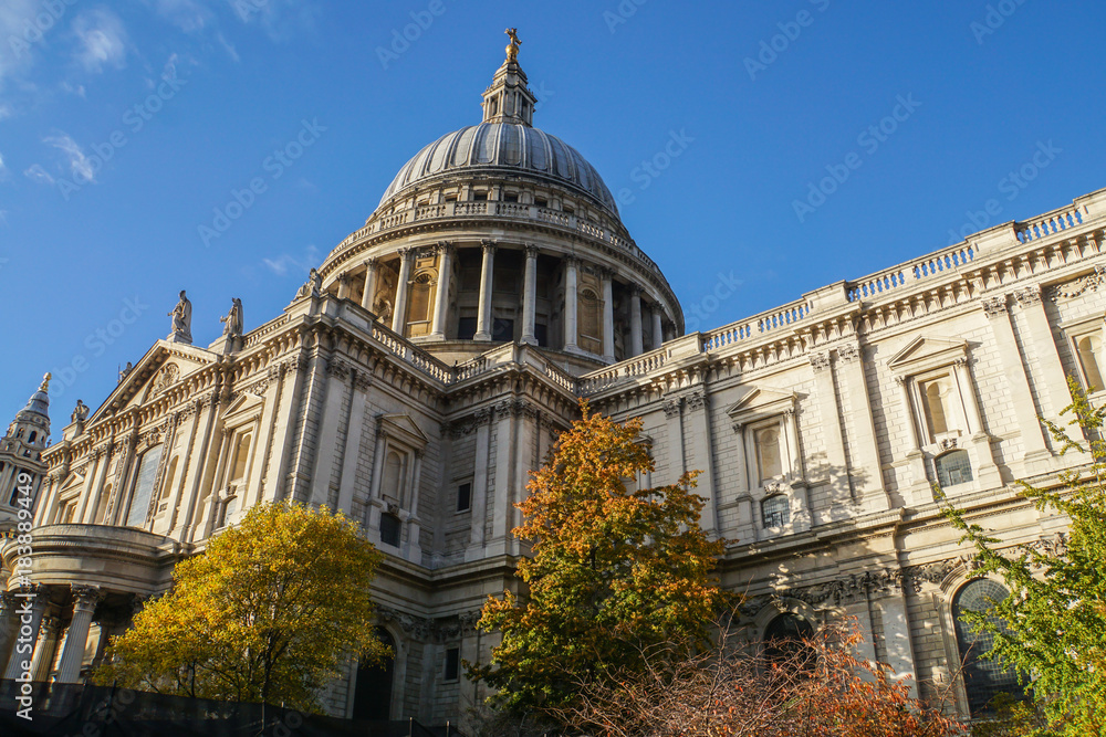 Obraz premium close up beautiful architecture of St. Paul Cathedral in London with bright clear blue sky in autumn