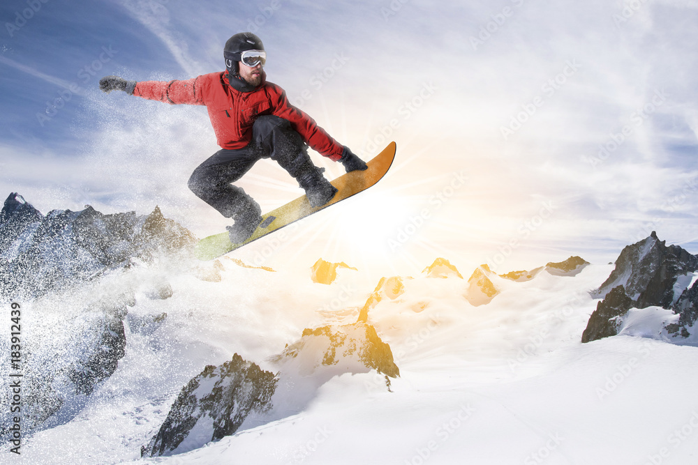 Snowboarder springt durch die Luft ins Sonnenlicht