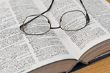 Wörterbuch mit Brille