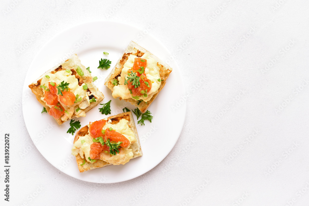 Scrambled eggs, tomato, green onion on bread Scrambled eggs, tomato, green onion on bread