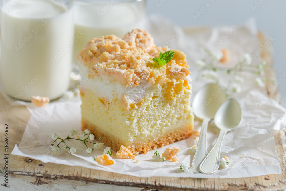 Delicious cheesecake with fresh peach and crumble Delicious cheesecake with fresh peach and crumble