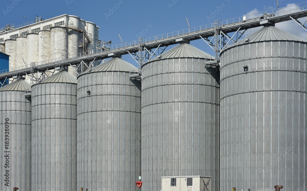 silos per lo stoccaggio di oli vegetali e altri prodotti liquidi silos per lo stoccaggio di oli vegetali e altri prodotti liquidi