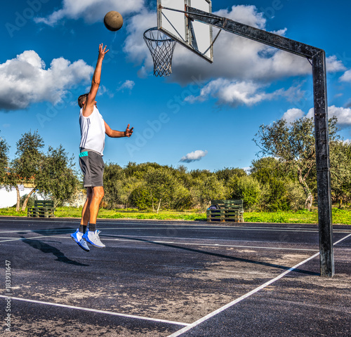 Baby hook shot in a basketball playground © Gabriele Maltinti