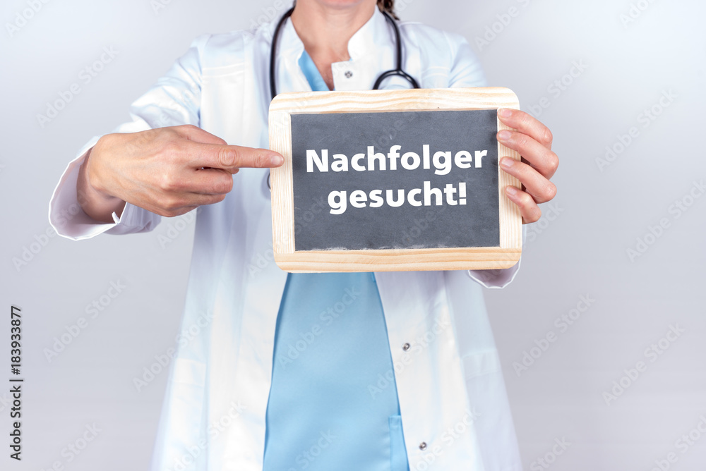 Arzt mit Schild Nachfolger gesucht Arzt mit Schild Nachfolger gesucht