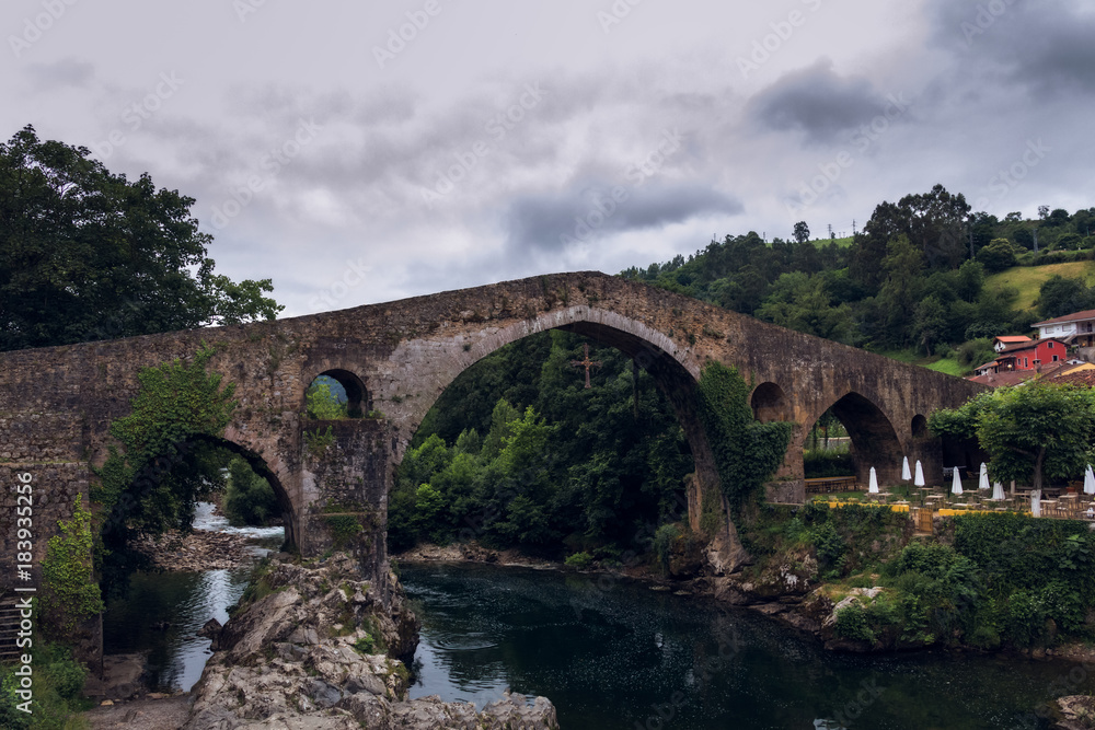 Antiguo puente romano en Cangas de Onis, Asturias, España