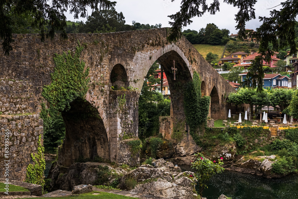 Antiguo puente romano en Cangas de Onis, Asturias, España