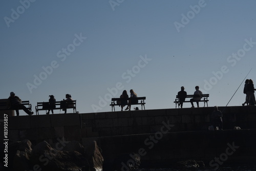 Gente descansando y tomando sol en diferentes bancos y asientos de Dubrovnik, Croacia
 photo