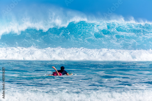 Bild auf Leinwand bodybordeur face à une déferlante bleue
