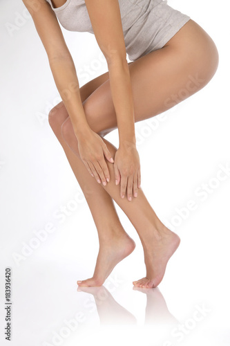 Nackte Beine und Arme mit Glasplatte