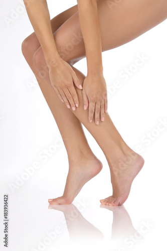 Nackte Beine und Arme einer Frau