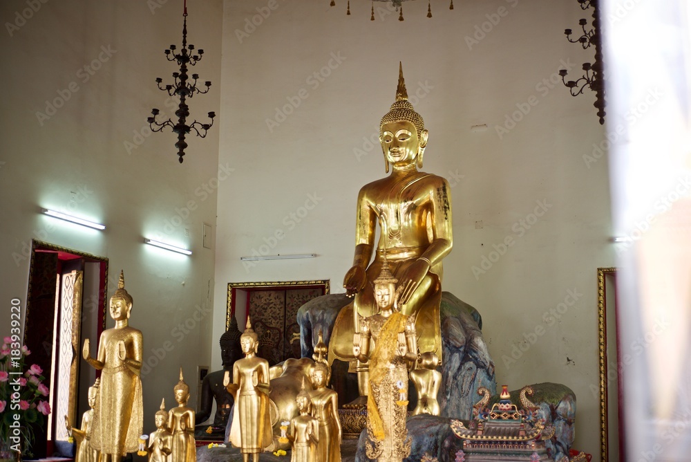 Fototapeta premium The Buddha in the church pay homage.