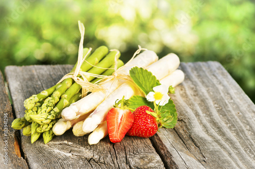 Asparagus, Spargel, grün und weiß, Bund, mit Erdbeeren, auf Holz, Textraum, copy space