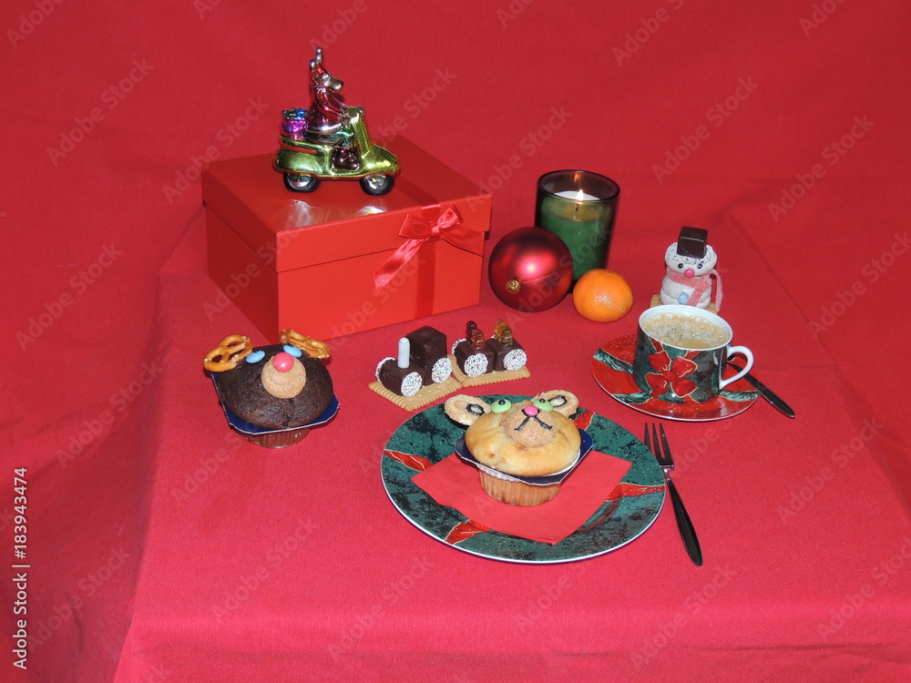 Lustige Weihnachtsdeko aus Keksen und Süßigkeiten foto de Stock Adobe