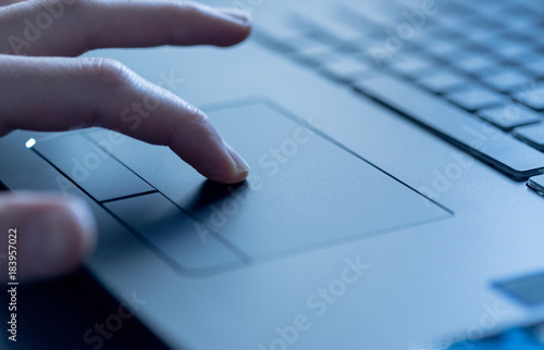 Laptop mit Touchpad, Finger führt Eingabe aus