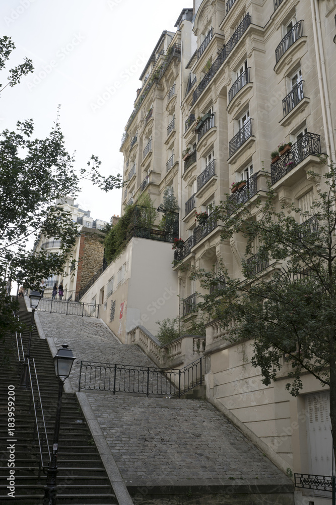 rue escalier et immeuble Parisien