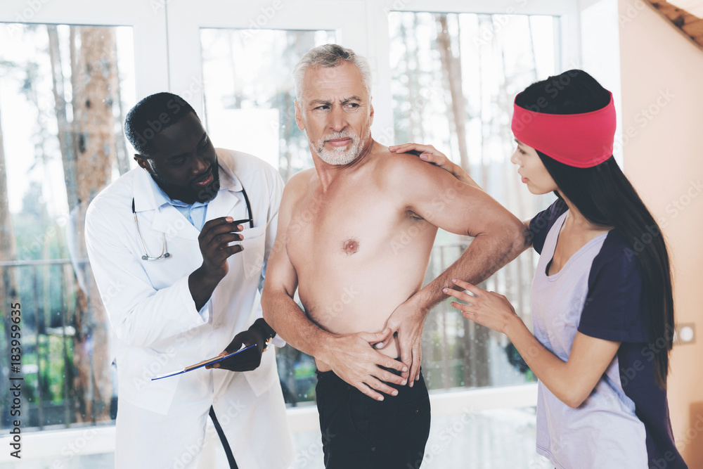 Obraz premium Doctors examine an elderly man who has a backache in his back.