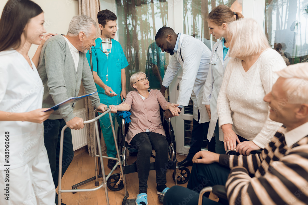 The doctor is talking to an elderly woman in a nursing home. The doctor is talking to an elderly woman in a nursing home.