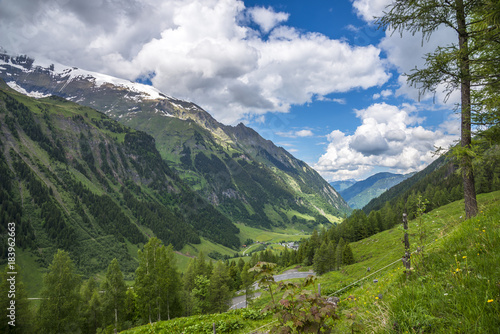 Autriche/paysage avec montagnes et vallée