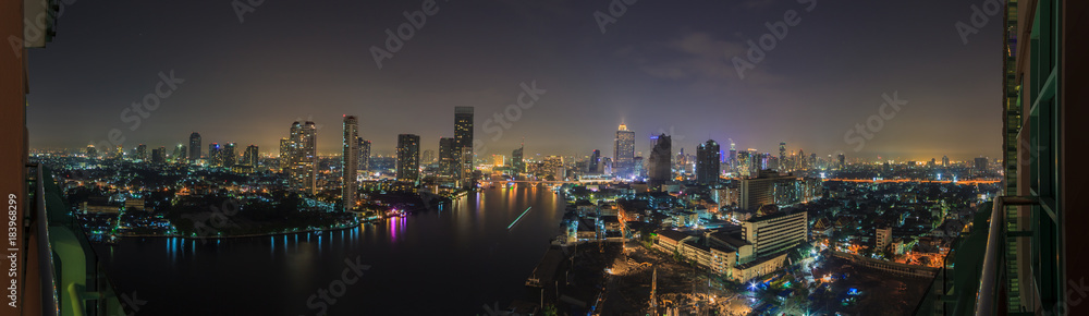 Panoramaaufnahme der Skyline von Bangkok bei Nacht mit dem Fluss Chao Phraya fotografiert mit Langzeitbelichtung in Thailand im Oktober 2014