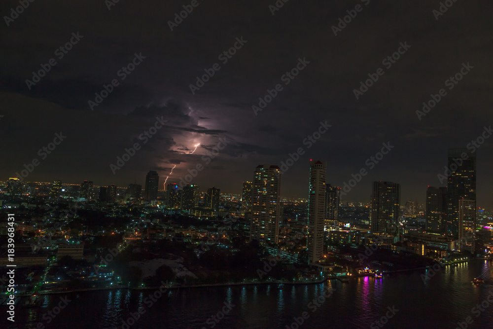 Aufnahme der Skyline von Bangkok bei Nacht aus erhöhter Perspektive während eines gewitters mit Blitzeinschlag fotografiert in Thailand im Oktober 2014