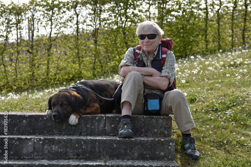 eine seniorin mit hund sitzt auf einer treppe © lotharnahler
