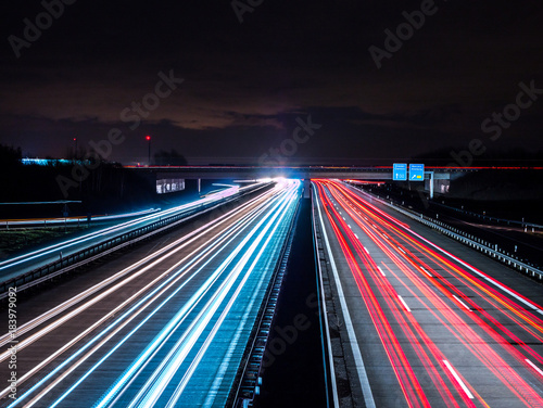 Nachtverkehr auf Autobahn