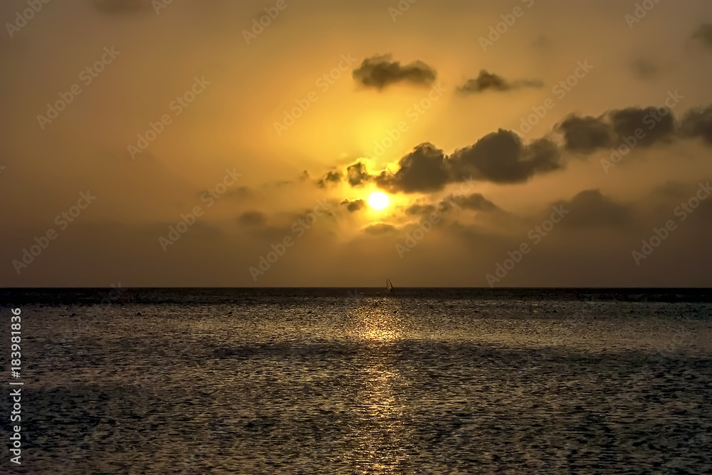 Obraz premium Golden sunset on the ocean