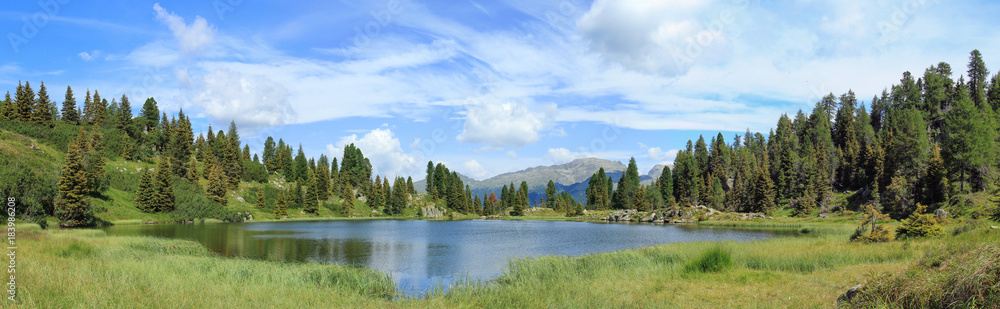 Panorama lago di montagna