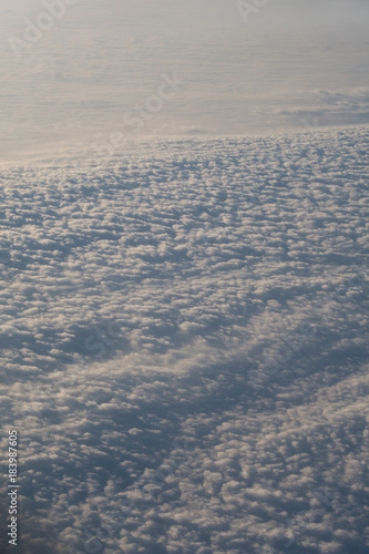 Blauer Himmel und Wolken vom Flugzeug aus betrachtetq