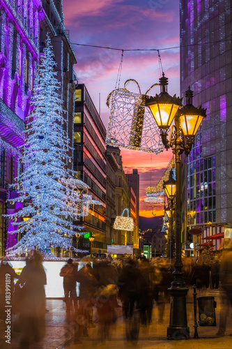 Canvas Print Budapest, Hungary - Glowing Christmas tree and tourists on the busy Vaci street,