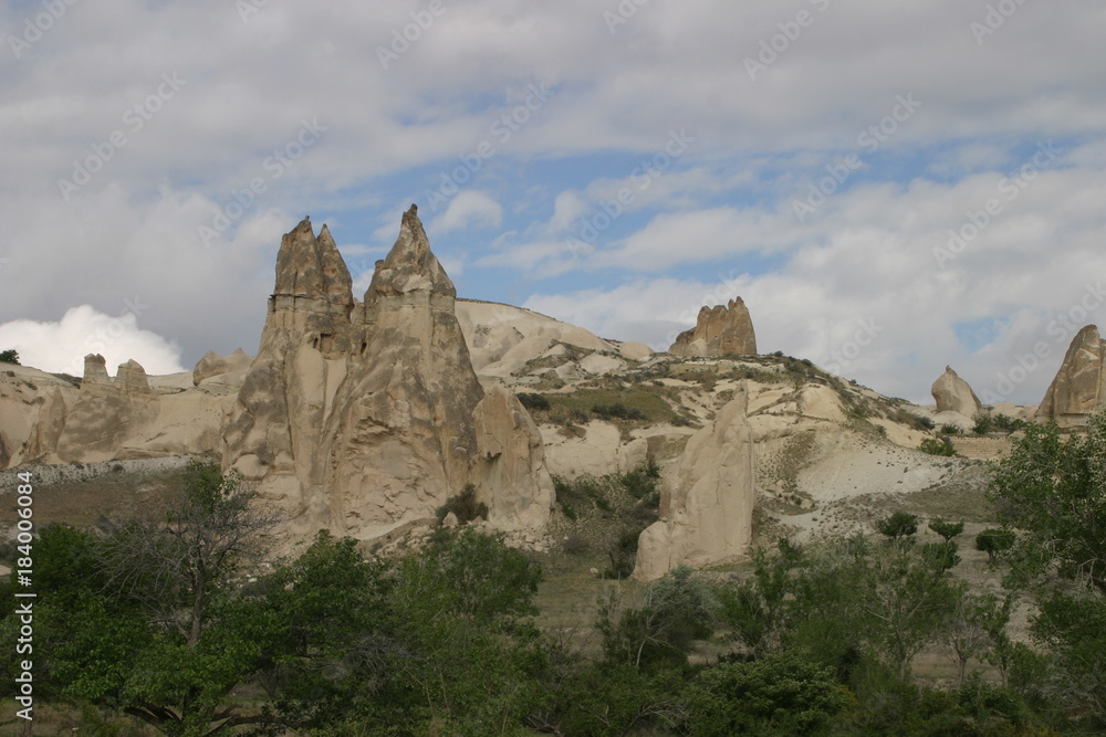 Capadocia, region de  Anatolia Central, en Turquía, que abarca partes de las provincias de Kayseri, Aksaray, Niğde y Nevşehir