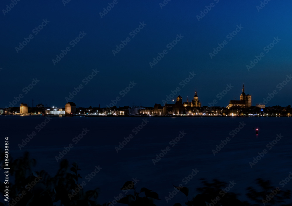 Skyline Stralsund bei Nacht
