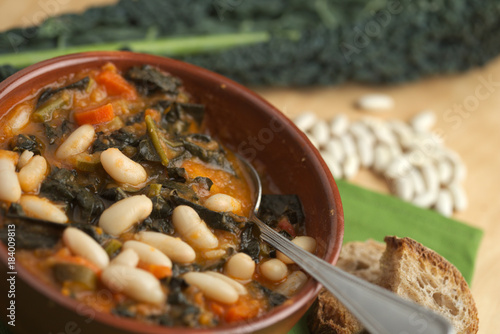 Zuppa di cavolo nero e fagioli cannellini, piatto tradizionale della cucina italiana 