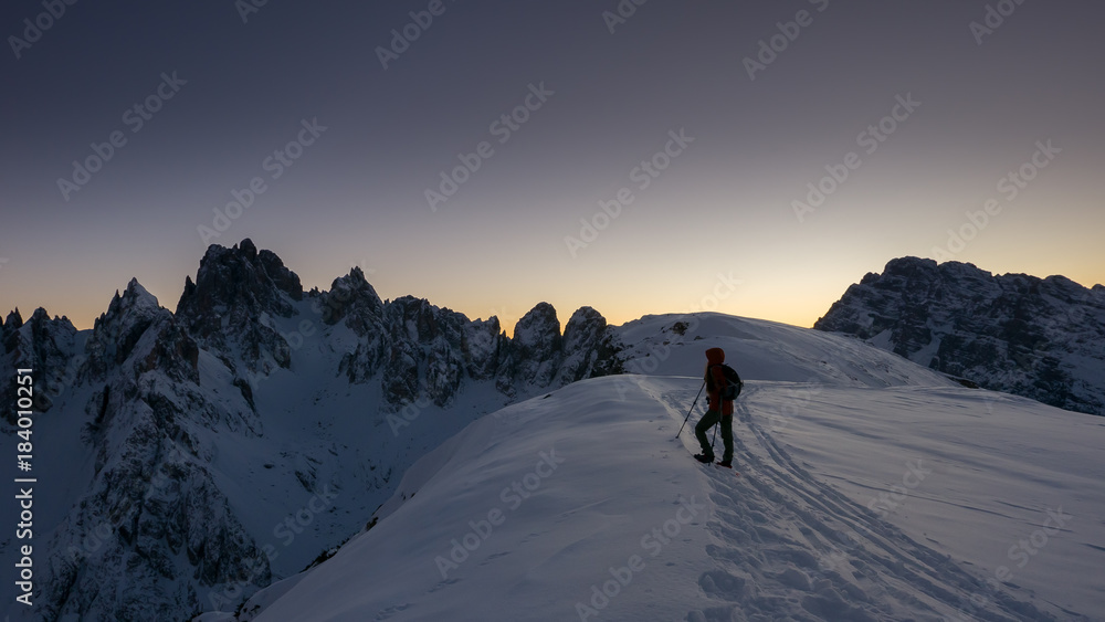 Φωτογραφία Young woman explorer hiking in ethereal landscape at the top of the snowy mounta