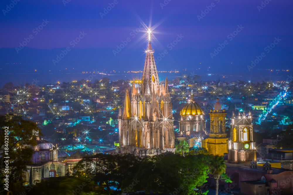 Fototapeta premium Mexico - Parroquia de San Miguel Arcangel at Night