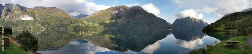 Norwegen Fjord Landschaft im Spiegel