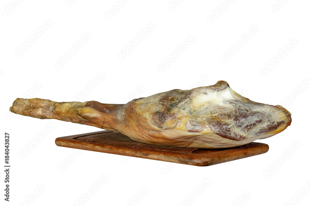 ganzer Serrano Schinken isoliert vor weiß ganzer Serrano Schinken isoliert vor weiß