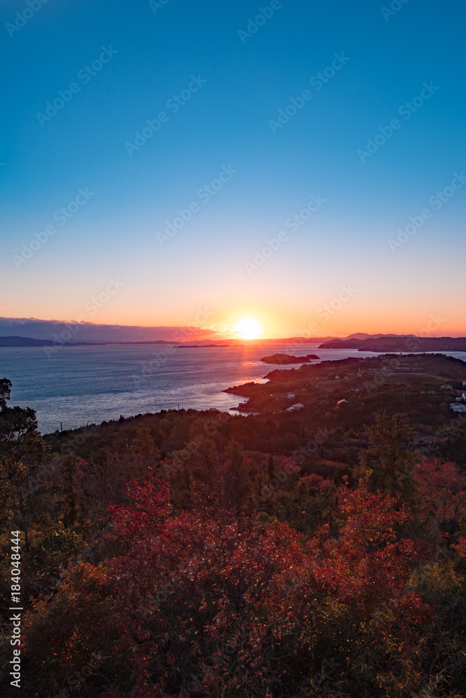 岡山県瀬戸内市牛窓町前島からの夕日の風景