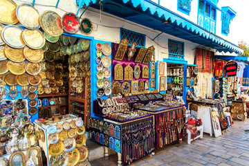 Fotobehang Tunesië Kleurrijk aardewerk op Tunesische markt  © lizavetta