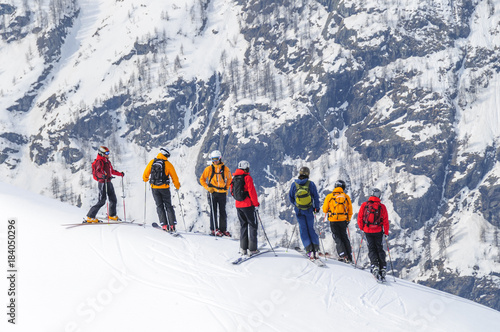eine Gruppe Skifahrer orientiert sich im Gelände