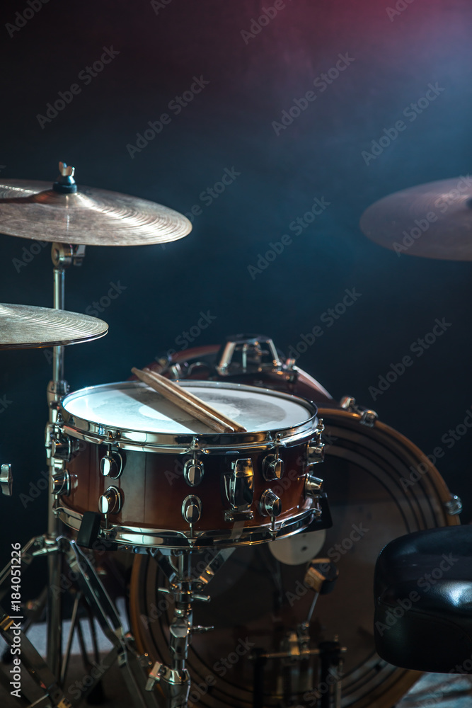 Obraz premium musical instruments drum kit, flash of light, a beautiful light in the background with copy space