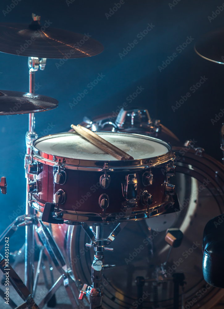 Obraz premium musical instruments drum kit, flash of light, a beautiful light in the background with copy space